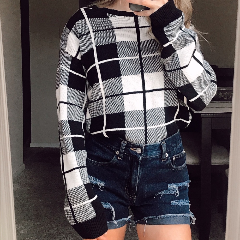 ✨ Forever 21 Black and White Plaid Sweater ✨ - Picture 2 of 7